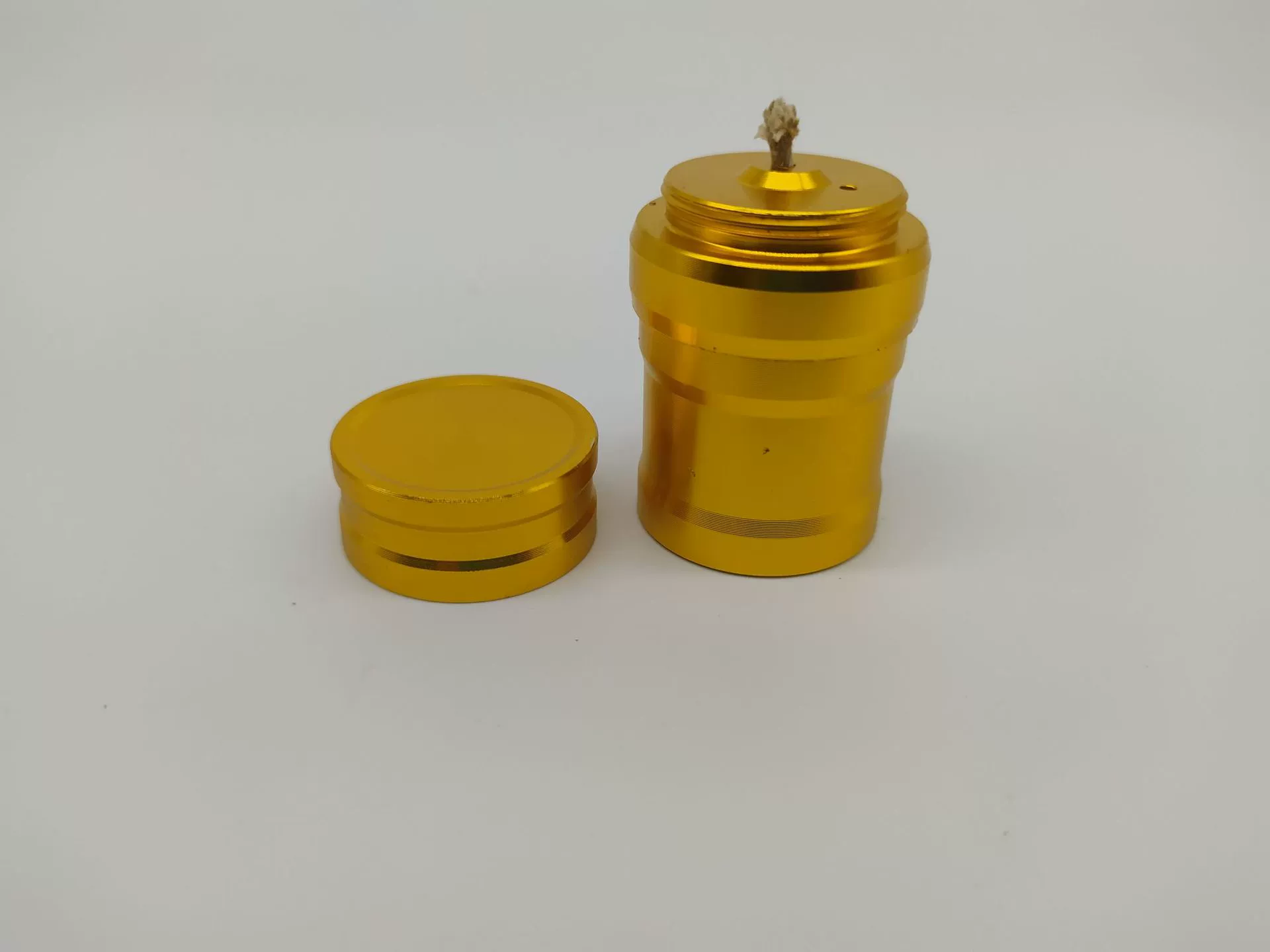 Металлическая лампа для спирта из алюминиевого сплава золотистого цвета с регулируемым пламенем, взрывобезопасная и устойчивая к высоким температурам, специально разработана для лабораторий.