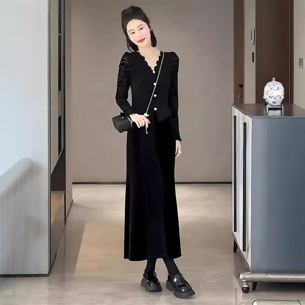 丝绒裙半身裙女加厚秋冬季2024新款包臀裙中长款高腰黑色直筒裙