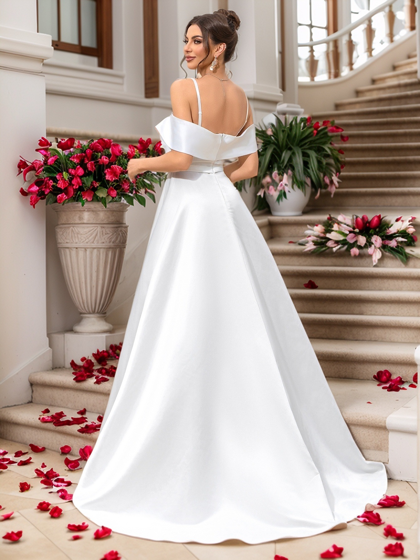 Nuevo estilo europeo y americano con aberturas transfronterizas, tirantes blancos sin tirantes, elegante vestido largo de boda