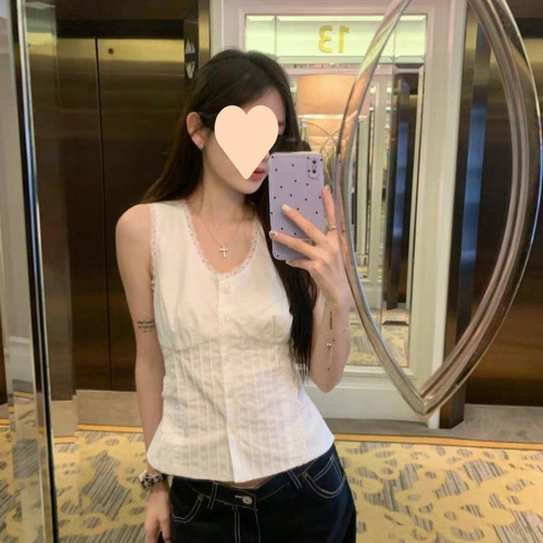 French white lace edge V-neck top for women, summer sweet and spicy style sleeveless waist-cinching blouse with a sense of design