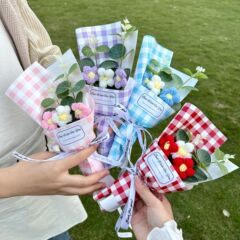 クロスボーダーの網のシュークリームの小さい花束の純粋な手編みの完成品は彼女の母の日の小さいプレゼントのメーカーに卸売りします。