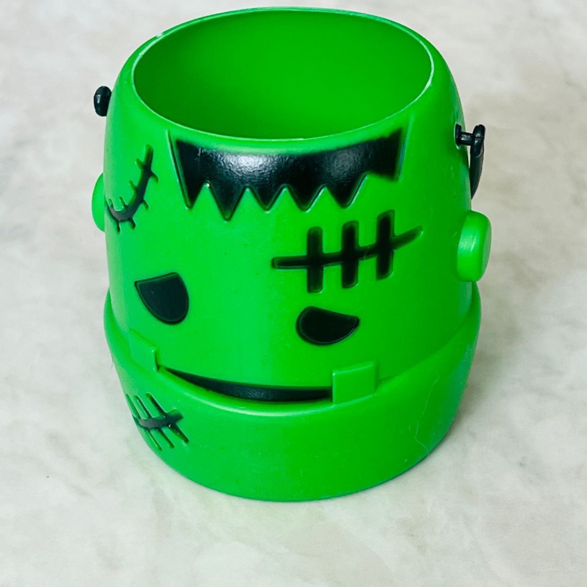 Inventario al por mayor de todo tipo de Halloween portátil mini niños barril de azúcar fantasma día esqueleto de plástico pequeña calabaza lata