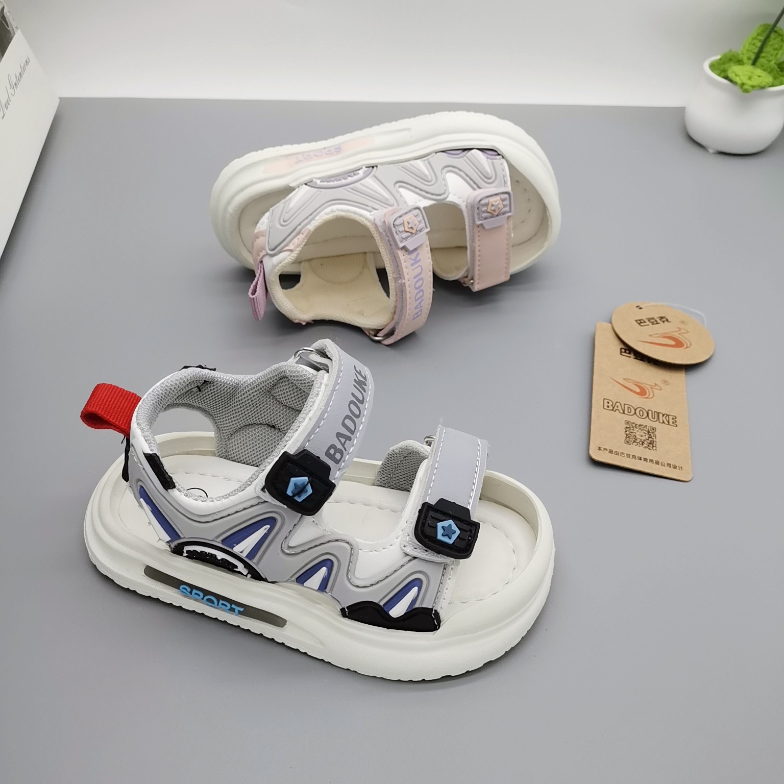 Nuevas sandalias populares de verano 2026 para niños, zapatos casuales, zapatos deportivos con hebilla ajustable, zapatos de playa.
