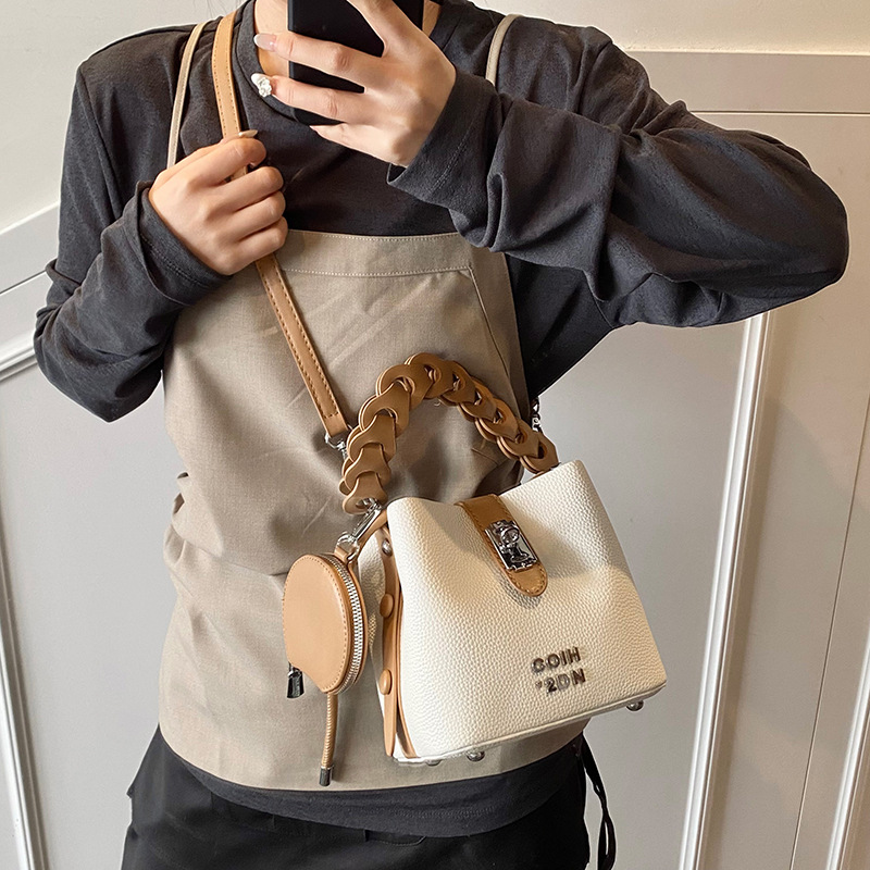 Bolso de mano de color de contraste retro 2025 nuevo bolso de hombro simple de moda de nicho casual bolso de mensajero de viaje de todo fósforo