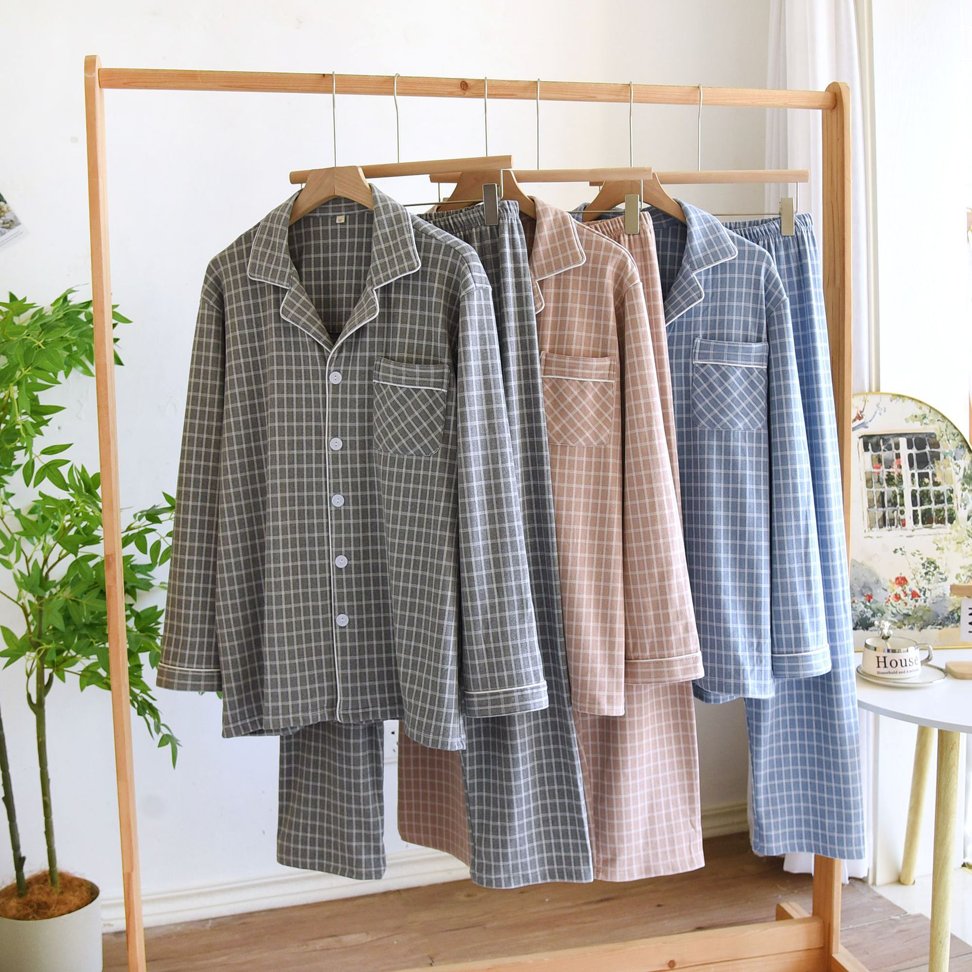 春と秋の冬の新型デコルテのカップルの長袖のズボンの家庭服は簡単でカジュアルな大きいサイズの男性の女性のパジャマのスーツです。