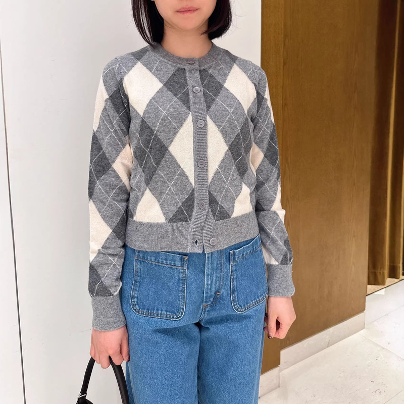 High-Quality S 2025 Autumn and Winter New Women's Fashion College Style Diamond Pattern Knitted Cardigan Top High-Quality S 2025 Autumn and Winter New Women's Fashion College Style Diamond Pattern Knitted Cardigan Top