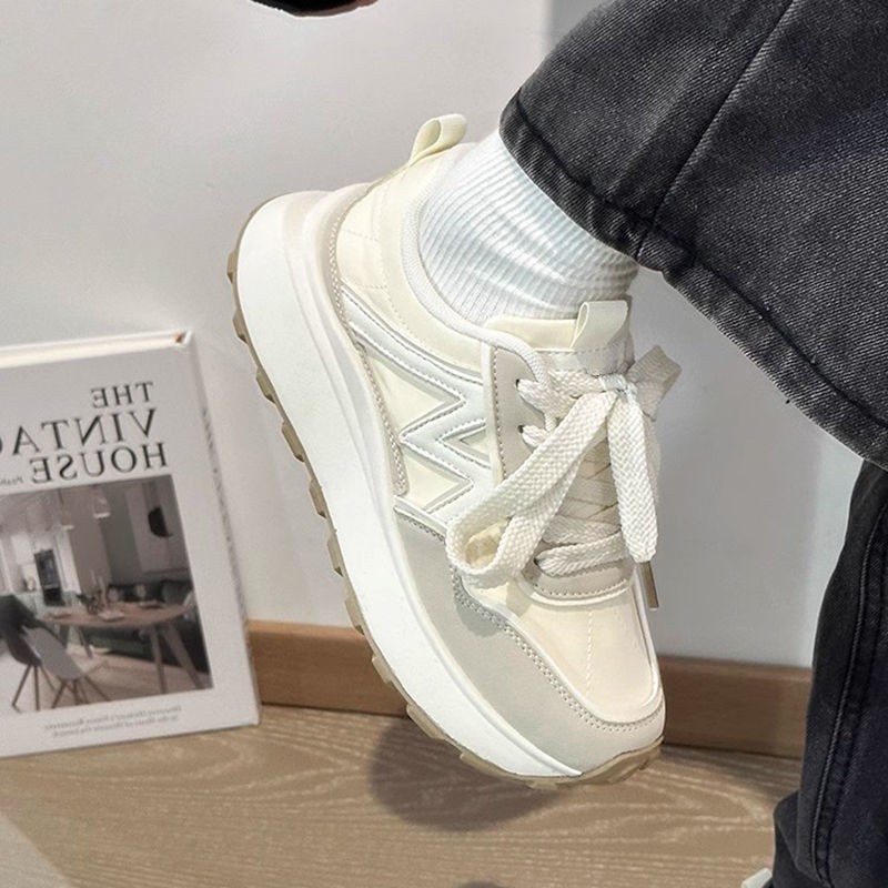 Zapatos deportivos de mujer 2025 nuevo estilo primavera y otoño casual retro versátil zapatos blancos con suela gruesa zapatos deportivos de papá