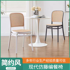 家庭用ベランダの本と椅子とテーブルと椅子は、背もたれ椅子を重ねて置くことができます。