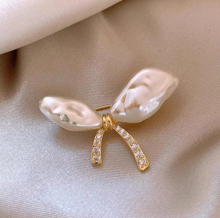 Irregular Pearl Bow Brooch Women's Design Niche Pin Exquisite Clothing Anti-Exposure Buckle High-End Corsage
