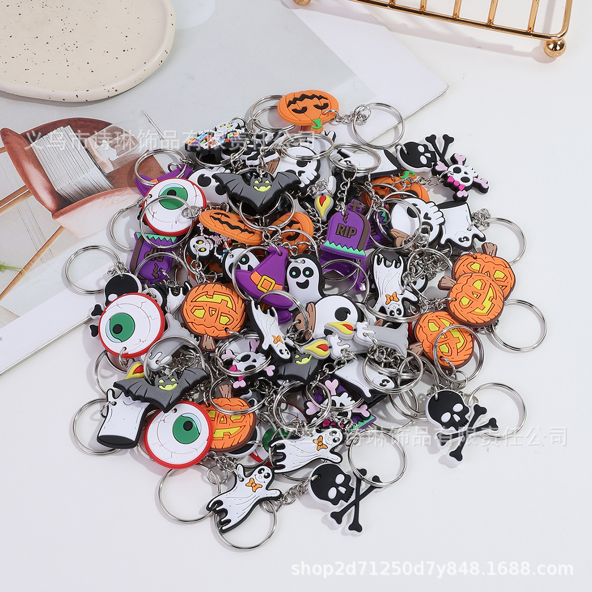 Temu Hot Selling DIY Halloween Keychain Pendant Pvc Random Mixed Cartoon Skull Pumpkin Ghost Pendant