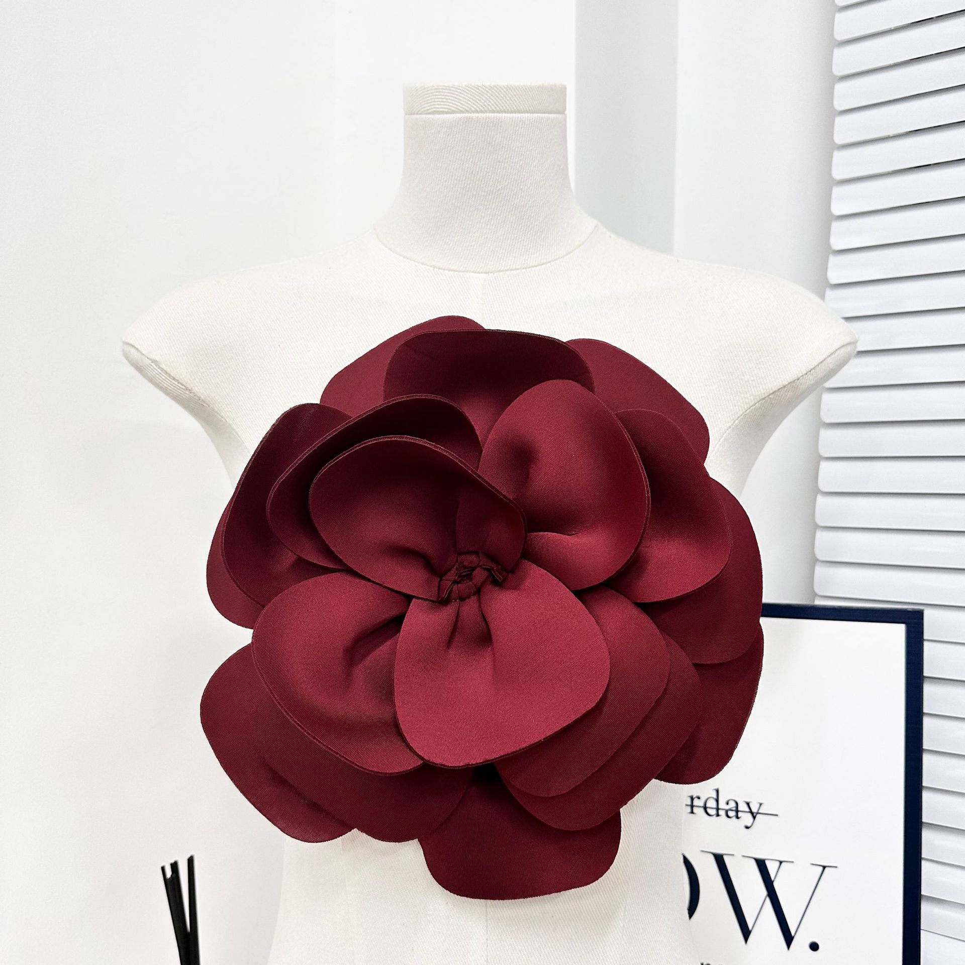 Nuevo corsage de flores tridimensional versátil en tela, accesorios para vestidos de novia, disfraces de espectáculo, trajes de baile y decoraciones cosidas a mano.