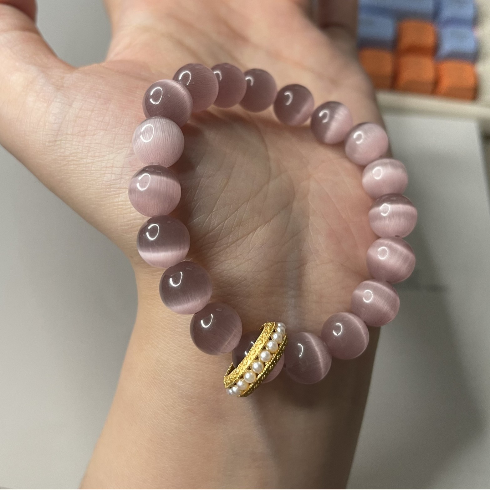 Armband mit runden Perlen in Rosa Katzenaugen-Optik, schlicht und elegant, einreihig, Schmuck für Damen und Studentinnen_voghion.com