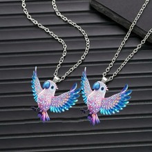 跨境热卖炫彩的可可爱鹦鹉小鸟亚克力吊坠项链充满希望的动物项链