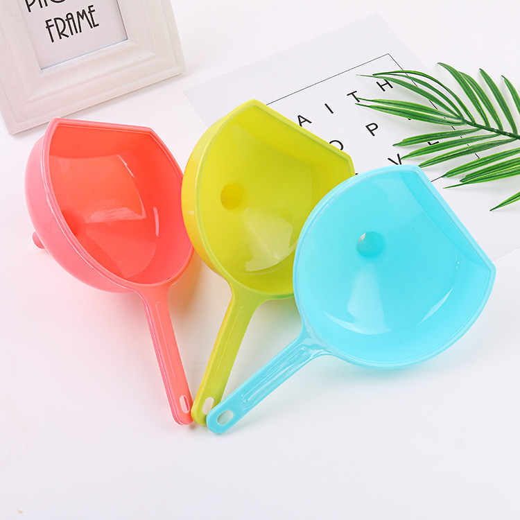 Embudo de mango largo multicolor Embudo de plástico hogar fuga de arroz Yiwu 2 yuanes suministro necesidades diarias de la tienda al por mayor