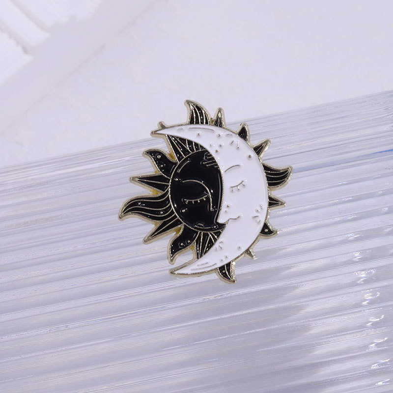 Europa y América transfronteriza nueva caricatura sol y luna pecho metal blanco y negro pintura retro insignia ropa bolsa de accesorios