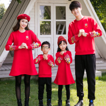 过年亲子装秋冬新款加绒卫衣一家三四口圆领母女长款连衣裙全家装
