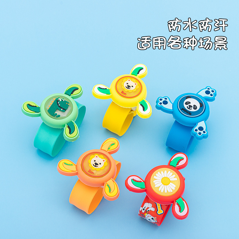 Yiwu pequeño mercado nocturno de productos básicos plaza de puestos de niños iluminados collar pequeños juguetes puestos empujando el parque de la red fuente de bienes