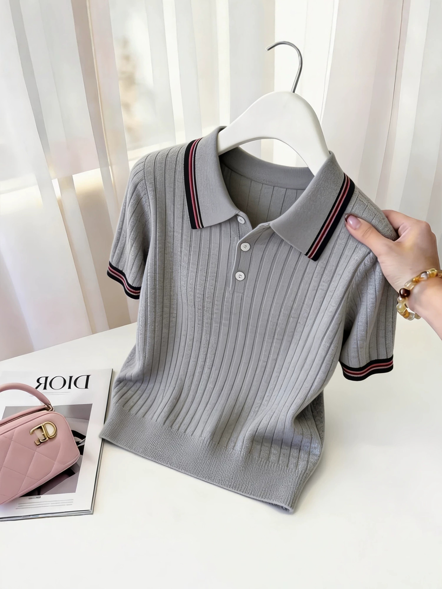 Áo thun polo nữ tay ngắn sọc tương phản phong cách Hàn Quốc — màu xám