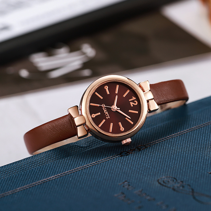 Nuevo reloj de aleación de estilo antiguo pequeño y fresco, femenino, cinturón delgado simple, reloj de mujer