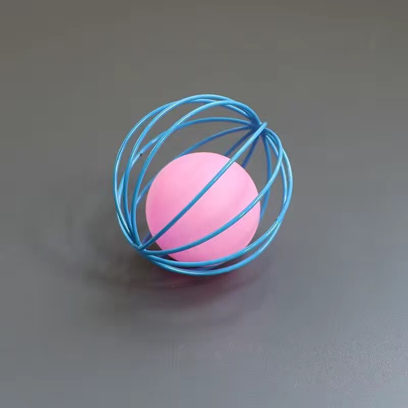 ペットのかごの中でネズミの猫のおもちゃのぬいぐるみのネズミのボールは猫の鈴のボールのおもちゃをからかいます。|undefined
