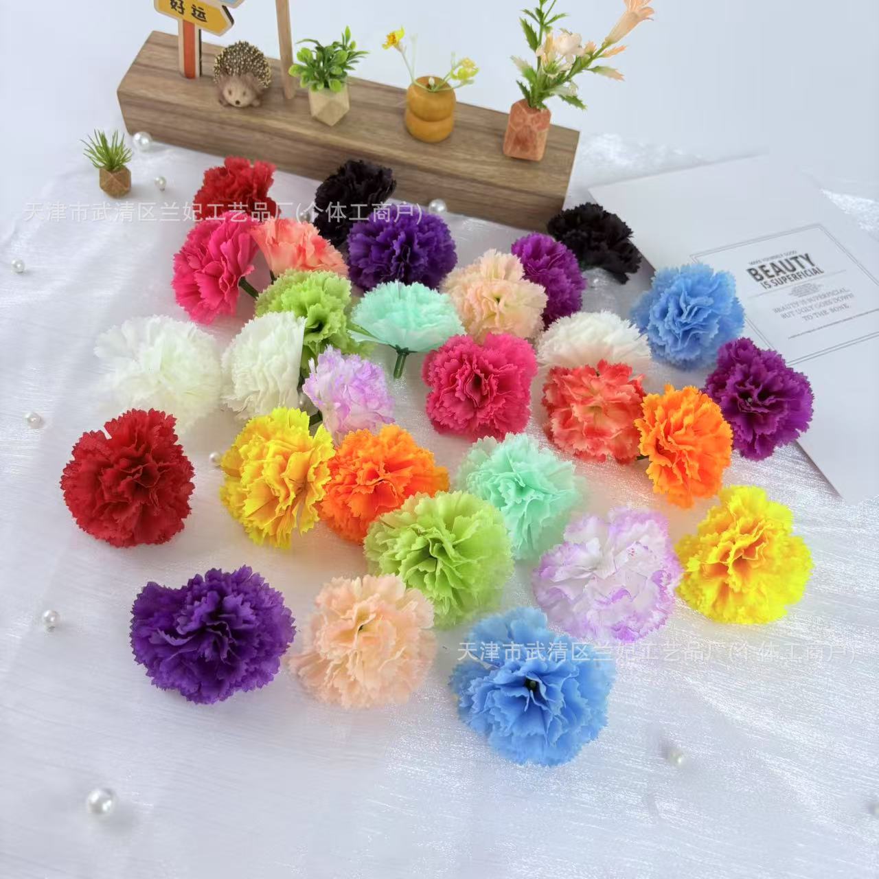 Simulación de pequeños claveles cabeza de flor proyecto de decoración de boda arreglo floral mesa de comedor colocación de guirnaldas hacer decoración de escena de centro comercial