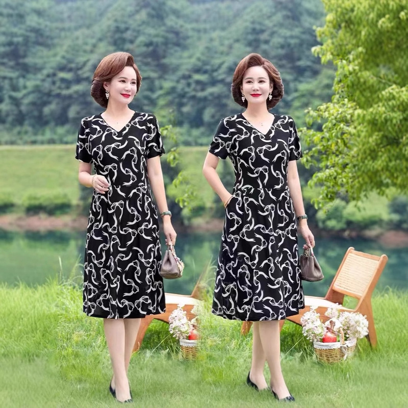 2025 new mother summer dress middle-aged women's 40-year-old 50 short-sleeved slim summer western style skirt