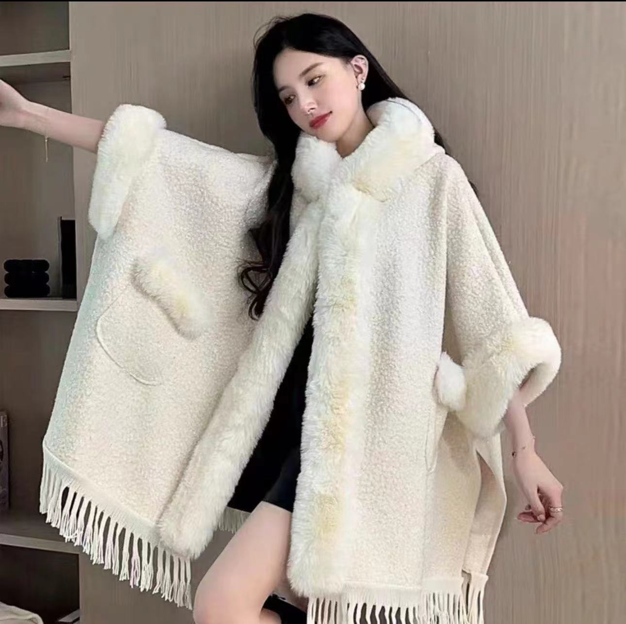 Karusnahast kraega keeb fliisist paksendatud kapuutsiga heledast siidist keeb pluss-suuruses villane mantel_voghion.com