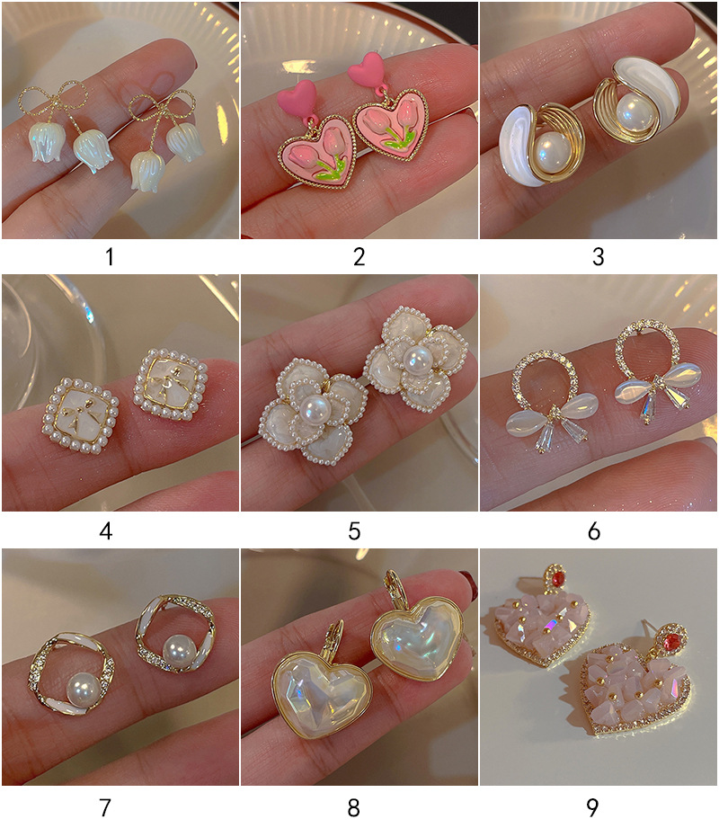 1 Pair Retro Heart Shape Flower Alloy Plating Artificial Pearls Rhinestones Women's Drop Earrings display picture 1
