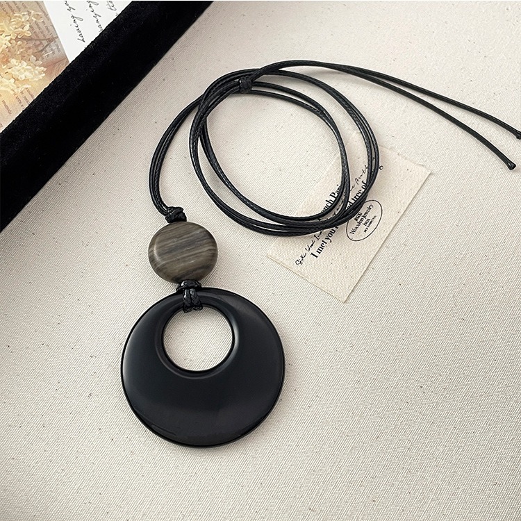 Nuevo collar colgante de anillo de ágata artificial china, cadena de clavícula de todo fósforo de nicho, joyería de diseño personalizado al por mayor