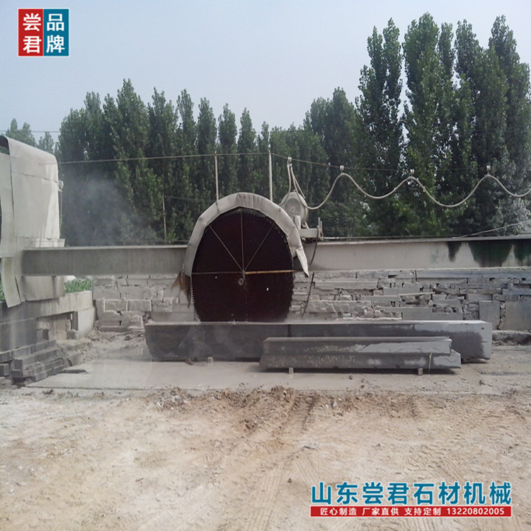 碑料青石锯石机 一刀切透 桥式自动升降 荒料石块修边机械 山东机