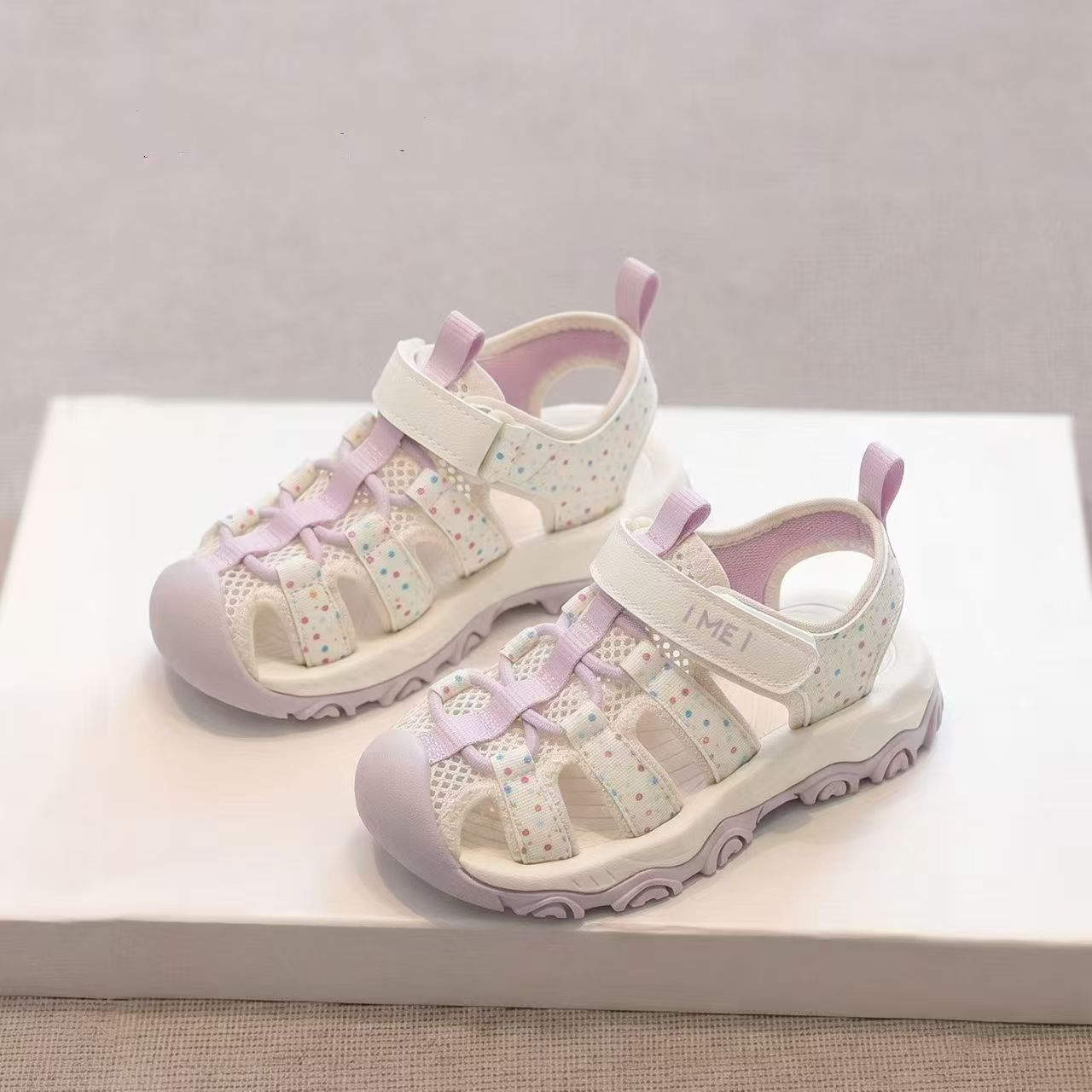 Zapatos casuales transpirables de malla para niños 2026 verano nuevo estilo de moda para niñas sandalias deportivas para correr