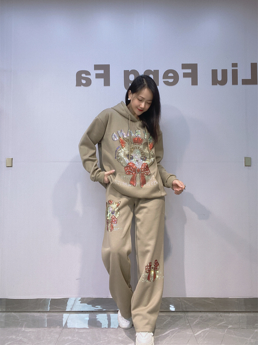 Nuevas camisas europeas y estadounidenses con sombrero de manga larga de mujeres transfronterizas de otoño y invierno con taladro caliente de trajes deportivos de tamaño grande de dos piezas