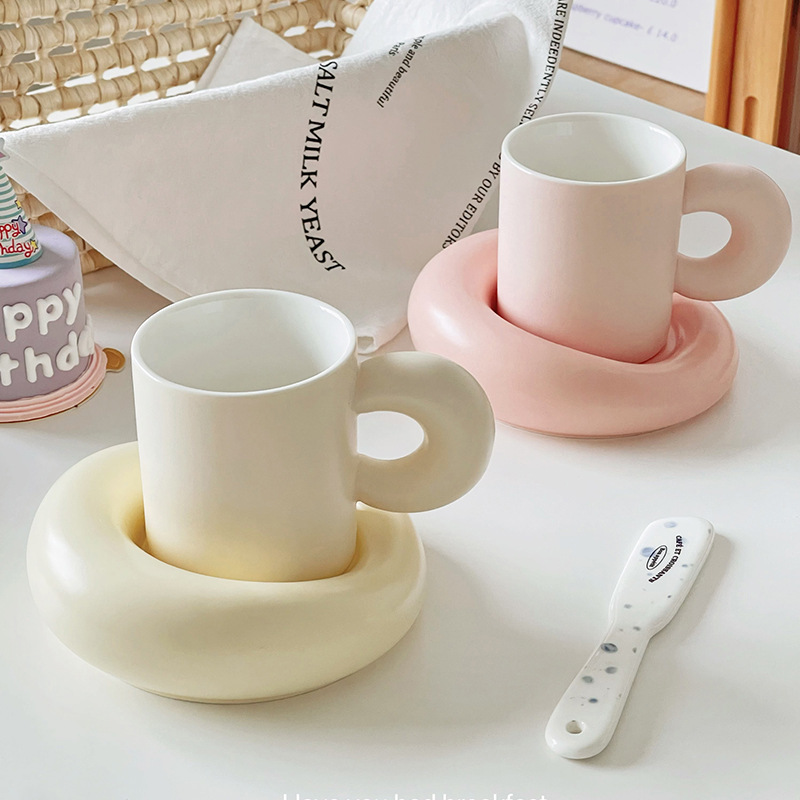 High-end, stylish ceramic mug set with a minimalist design, creative and personalized, perfect for Instagram-worthy office afternoon tea and coffee cups.