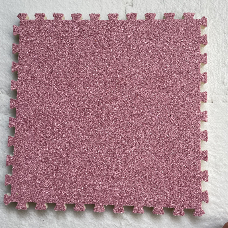 アリの絨毯をつなぎ合わせて、毛の絨毯の泡のマットを敷きます。