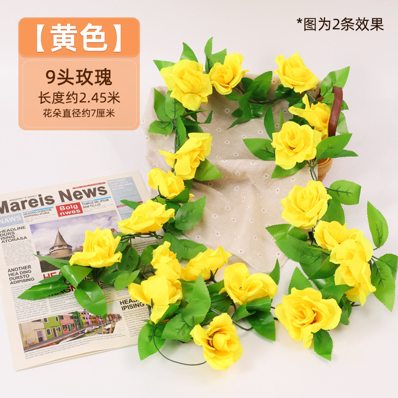 Simulación de flores falsas rosas de caña colgando la pared tubería de drenaje envuelta hoja verde que cubre la parte superior de la decoración de boda de plástico