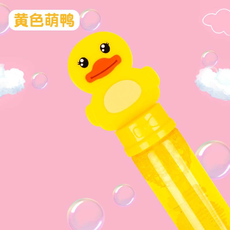 Varita de burbujas de panda de dibujos animados para que los niños la sostengan y hagan burbujas al aire libre en el parque.