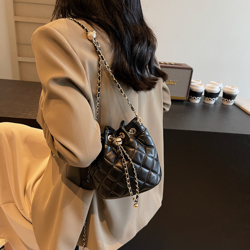 2024 New Quilted Chain Drawstring Light Luxury Round Bucket Shoulder Crossbody Bag For Women_voghion.com