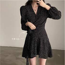 法式复古波点小黑裙一片式V领连衣裙女早秋系腰带小个子收腰短裙
