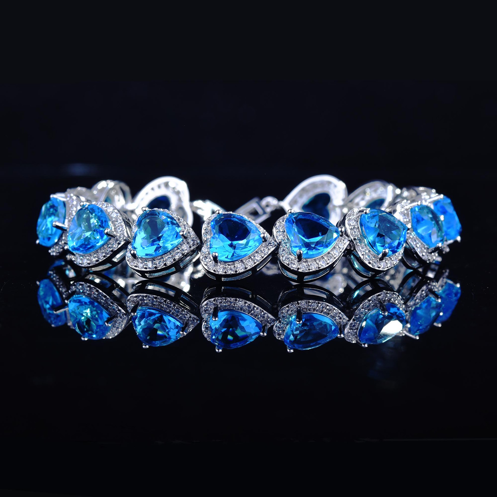 European And American Luxury Super Flash High Carbon Diamond Heart-shaped Bracelet display picture 3