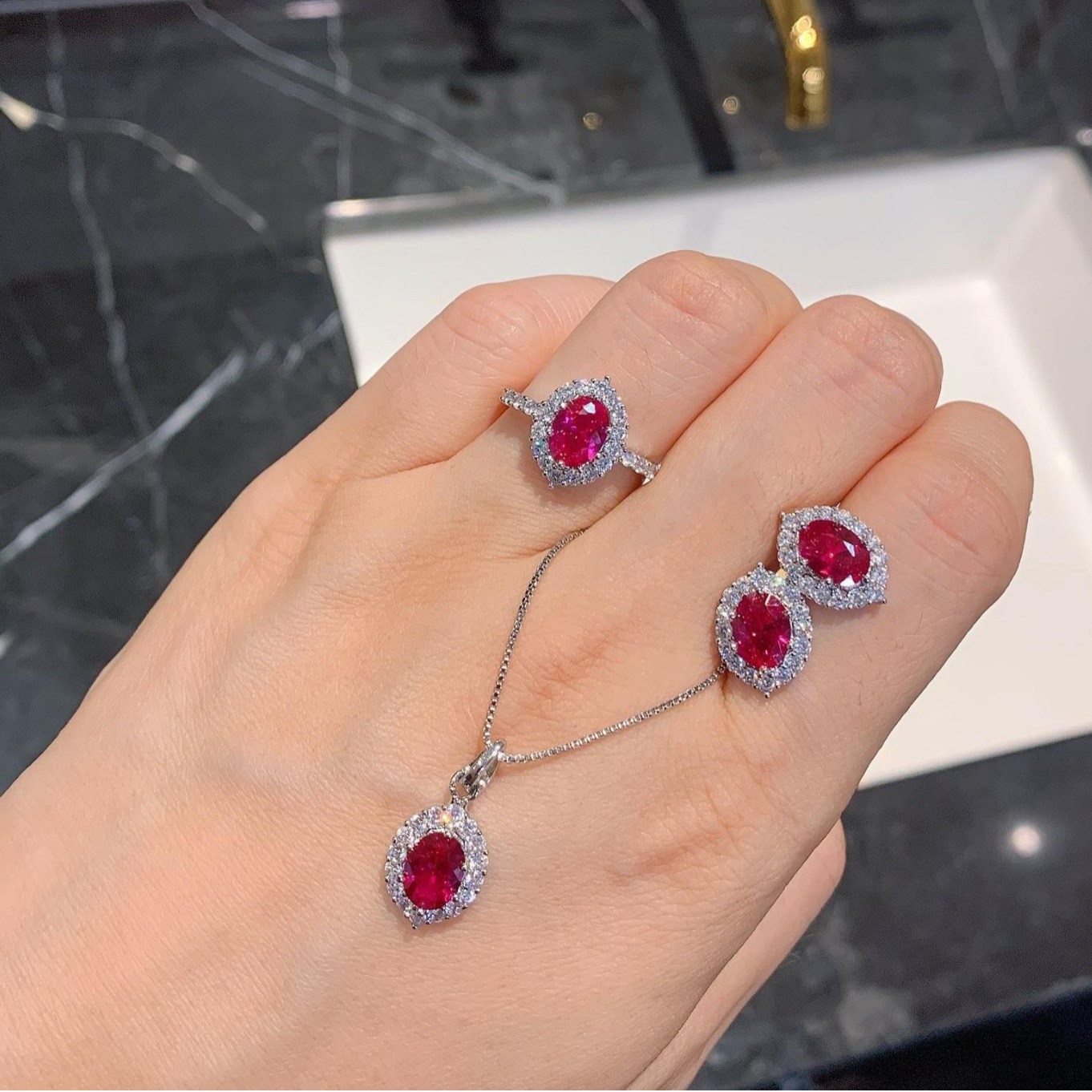 Huabi Jewelry Manufacturer Supplies European and American Simulated Red Corundum Retro Ring Pendant Necklace Women's Jewelry Set