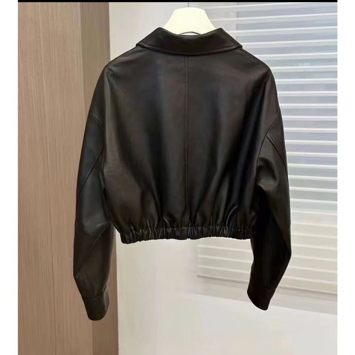 Short black cropped jacket, zipper, square neckline, double-layer design