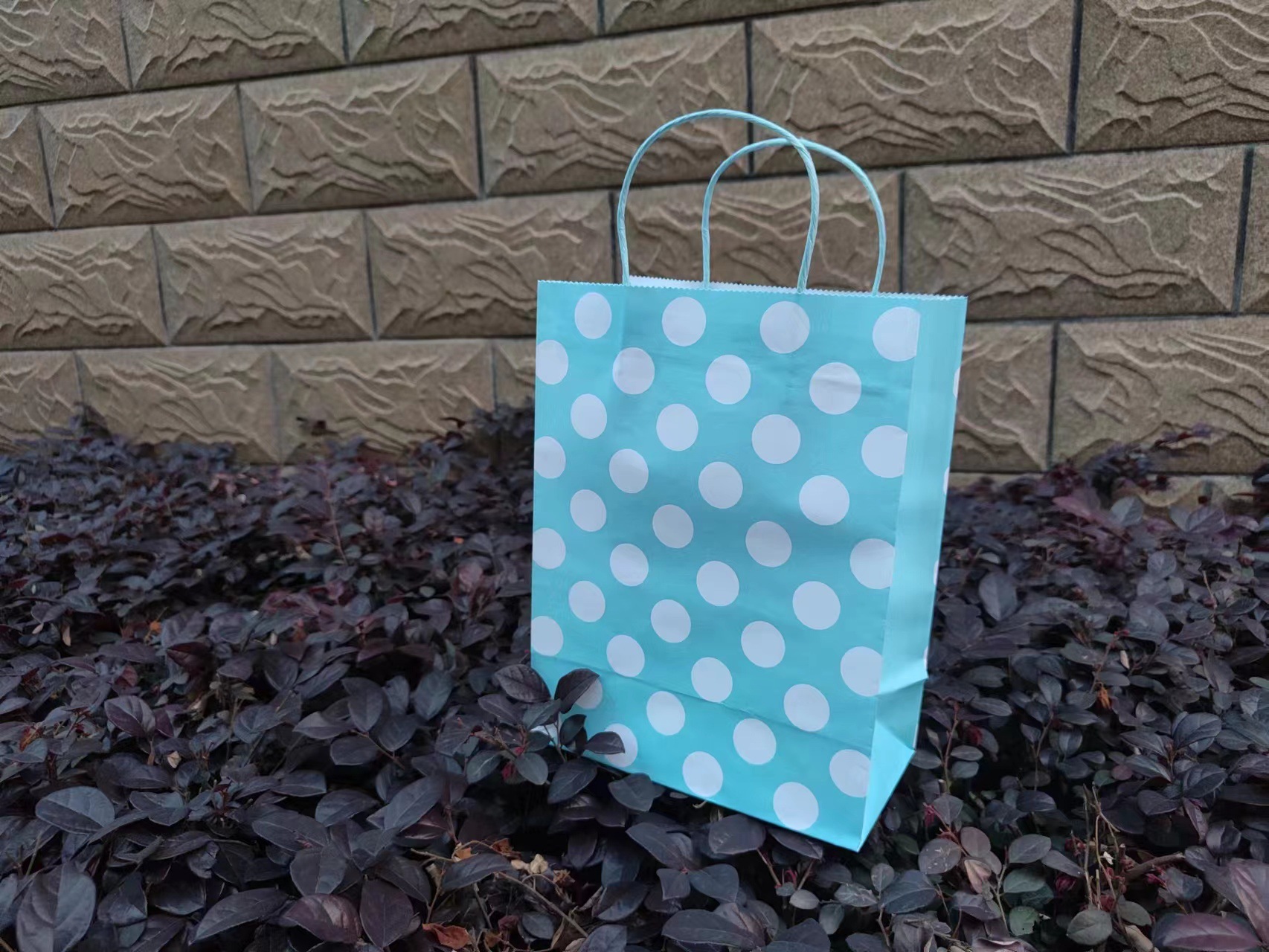 Polka Dot sarga mancha color bolsa de papel Regalo de Cumpleaños bolsa de embalaje de vacaciones bolsa de papel Kraft bolso de regalo de mano en stock lote