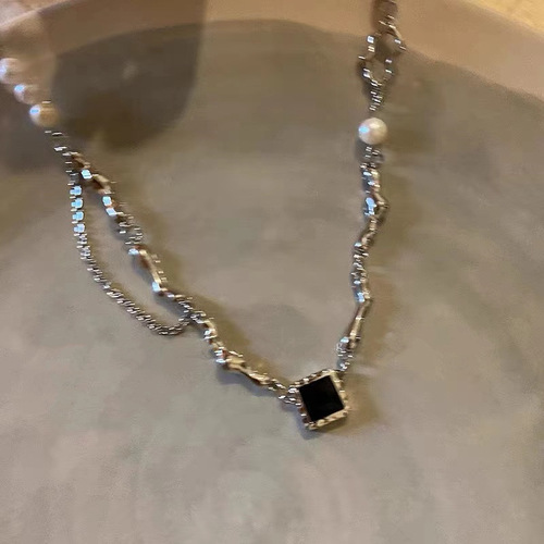 Instagram-famous freshwater pearl and zircon necklace for women—trendy, sweet, edgy, and chic; a subtly luxurious, high-fashion, niche-style clavicle chain.