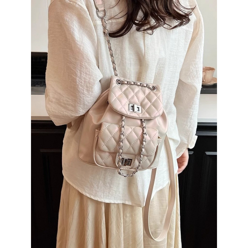 Luxus Silber frauen 2025 Herbst/Winter Neue Gesteppte Kette Kleine Rucksack College Student Tasche Modische Und Vielseitig_voghion.com