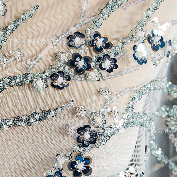 Moda de alta gama tela de cuentas de clavos tela de hilo azul de malla de tela de flores de sequela de cuentas de clavos tela tridimensional de cuentas de perforación