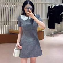 法式小众26春夏新款小香风人字纹粗花呢甜美刺绣娃娃领短袖连衣裙