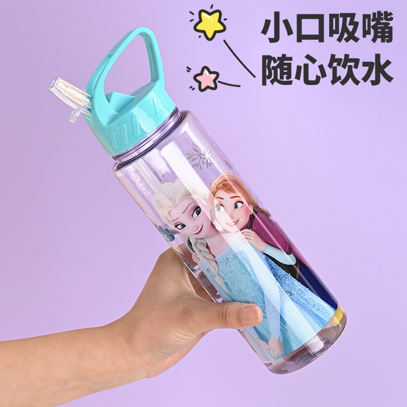 Gran por mayor PP + PET taza de agua deportiva de dibujos animados para niños taza de paja de agua potable taza de agua deportiva de gran capacidad taza de mano conveniente