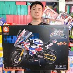 オートバイの模型は子供の益智を集めて積み木のおもちゃの教育機関をつづり合わせます。