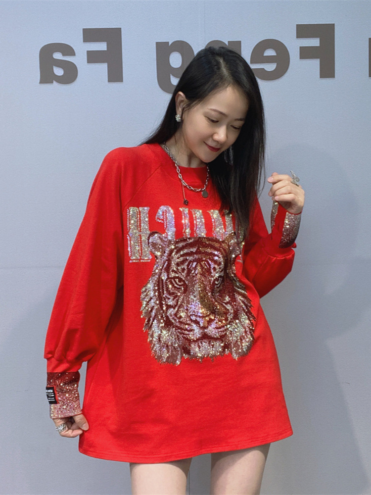 La ropa de mujer de comercio exterior de choleba es relajada y lleva camisetas. las trabajadoras pesadas de invierno usan camisas grandes de manga larga con hombros y ropa de fondo.