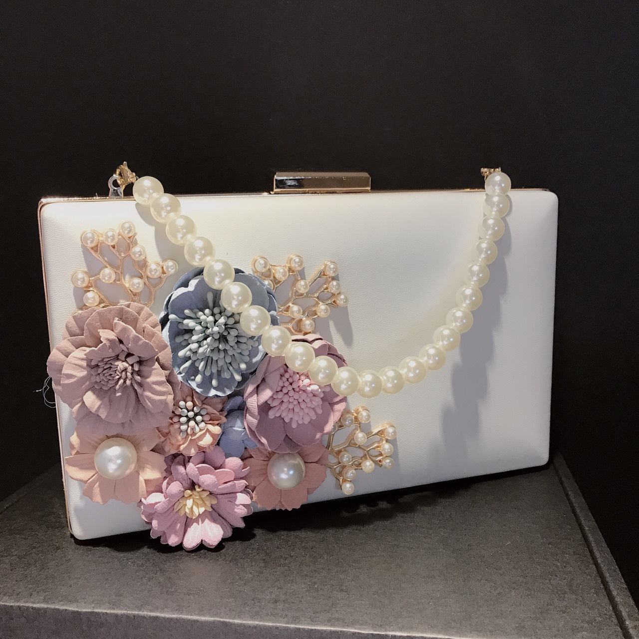 Túi clutch dạ hội hộp vuông dẹt pu trắng đính hoa ngọc trai — Màu trắng
